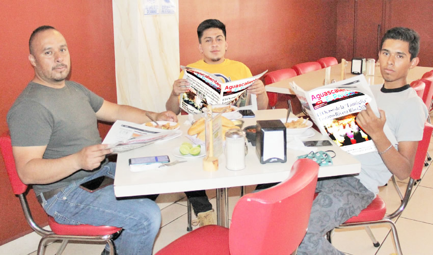 Grupo de personas desayunando.