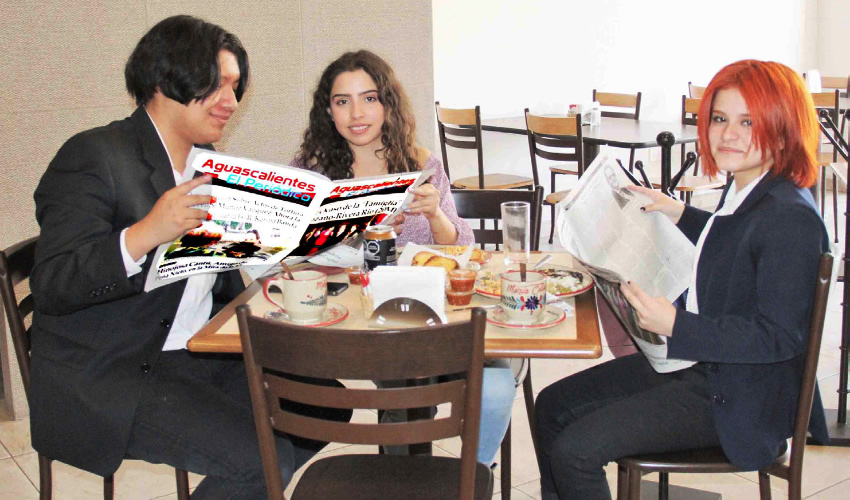 Grupo de personas desayunando.