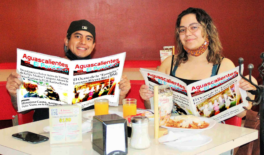 Grupo de personas desayunando.