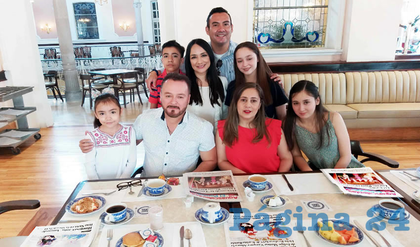 Grupo de personas desayunando.