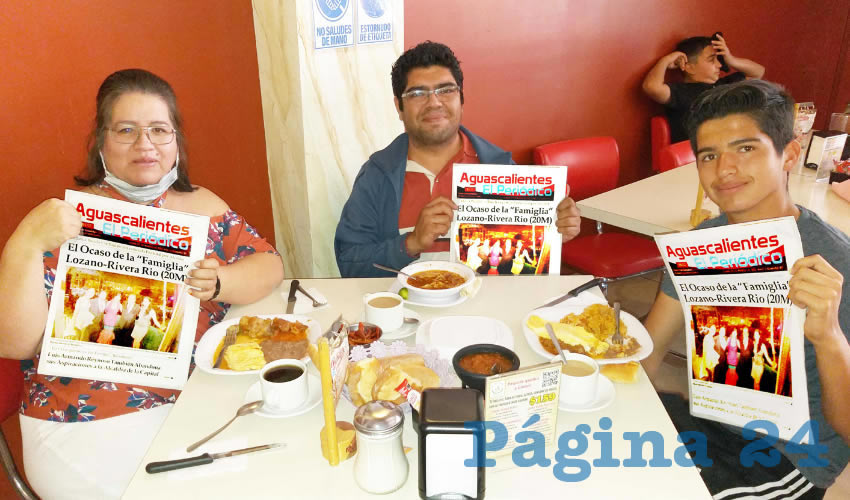 Grupo de personas desayunando.