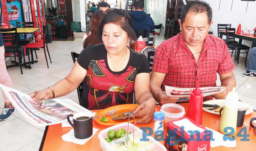 Grupo de personas desayunando.
