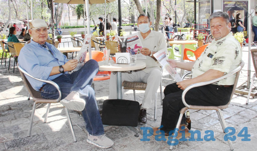 Grupo de personas desayunando.
