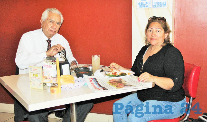 Grupo de personas desayunando.