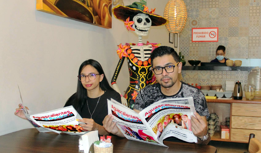 Grupo de personas desayunando.