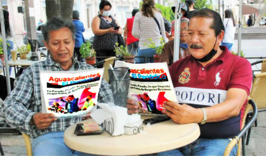 Grupo de personas desayunando.