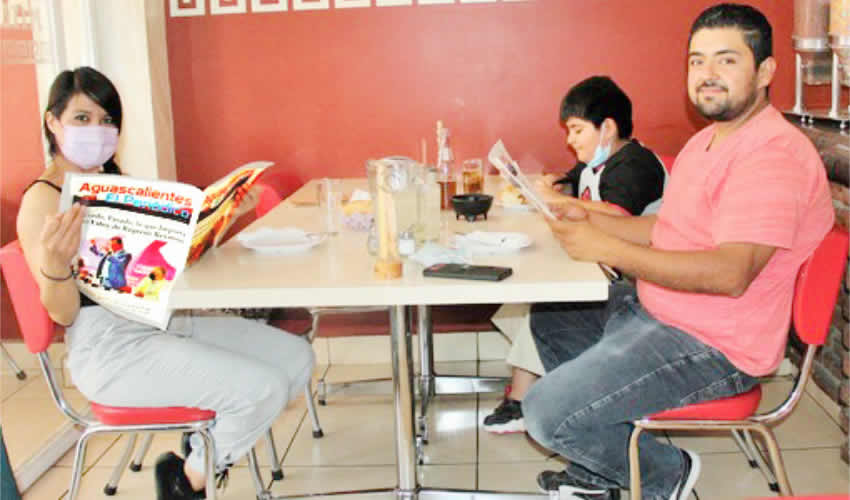 Grupo de personas desayunando.