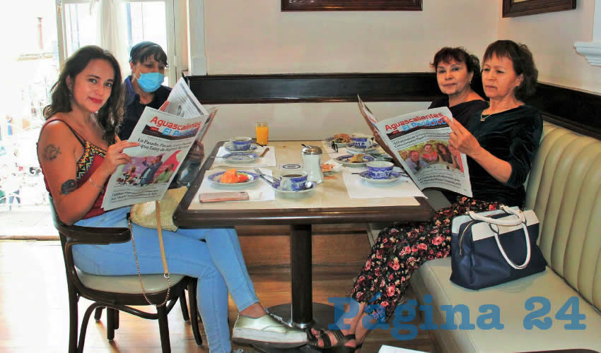 Grupo de personas desayunando.