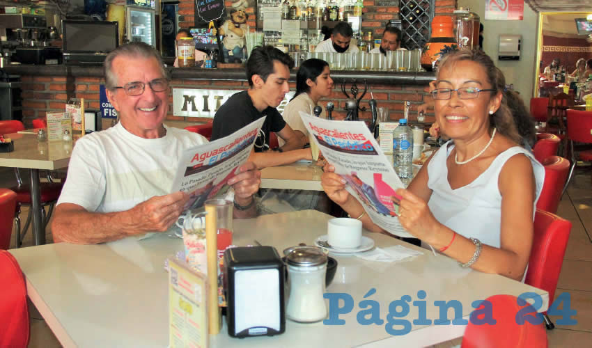 Grupo de personas desayunando.
