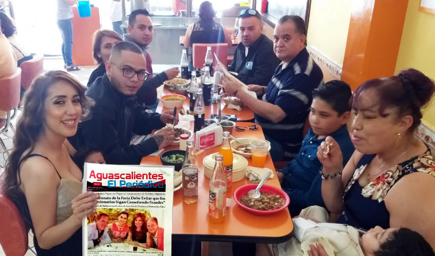 Grupo de personas desayunando.