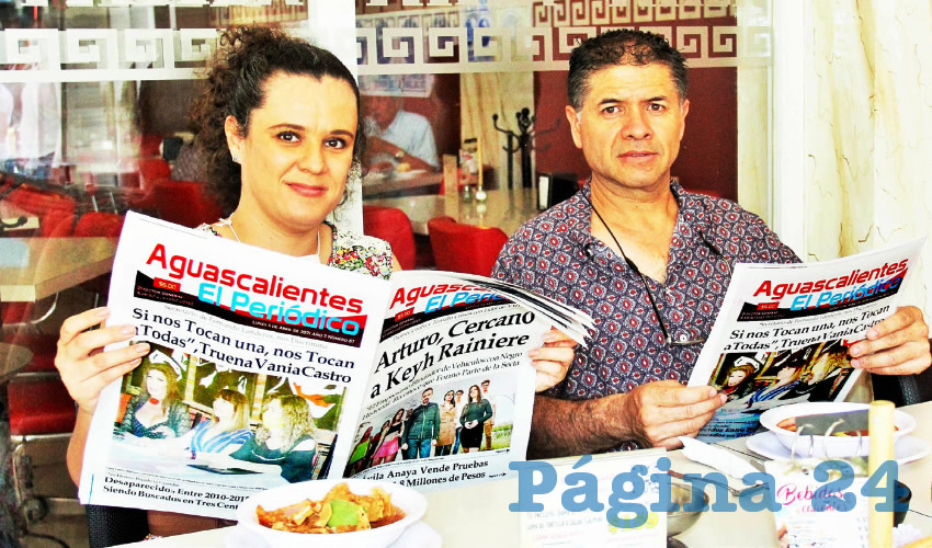 Grupo de personas desayunando.