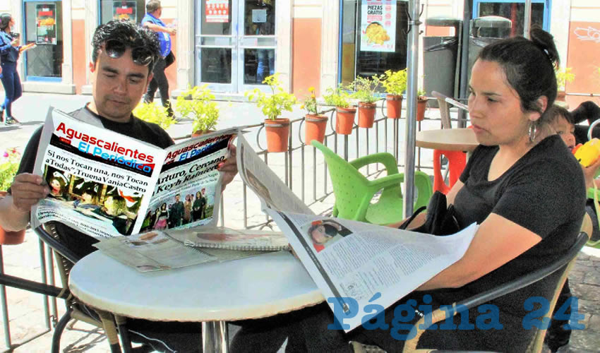Grupo de personas desayunando.