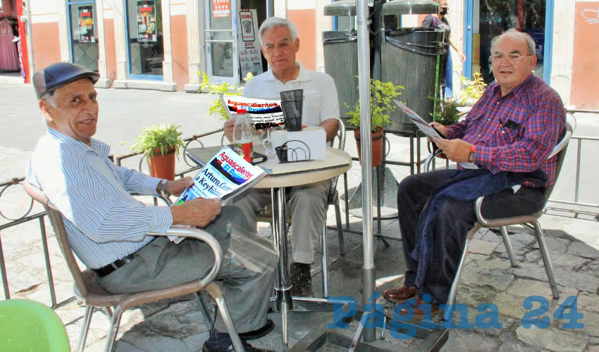 Grupo de personas desayunando.
