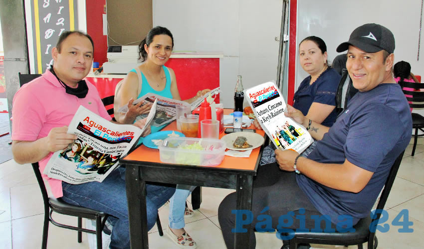 Grupo de personas desayunando.