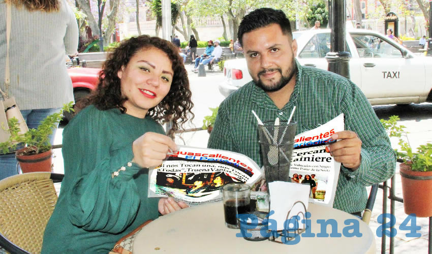 Grupo de personas desayunando.