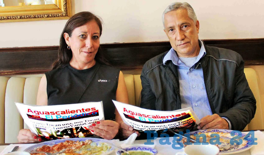 Grupo de personas desayunando.