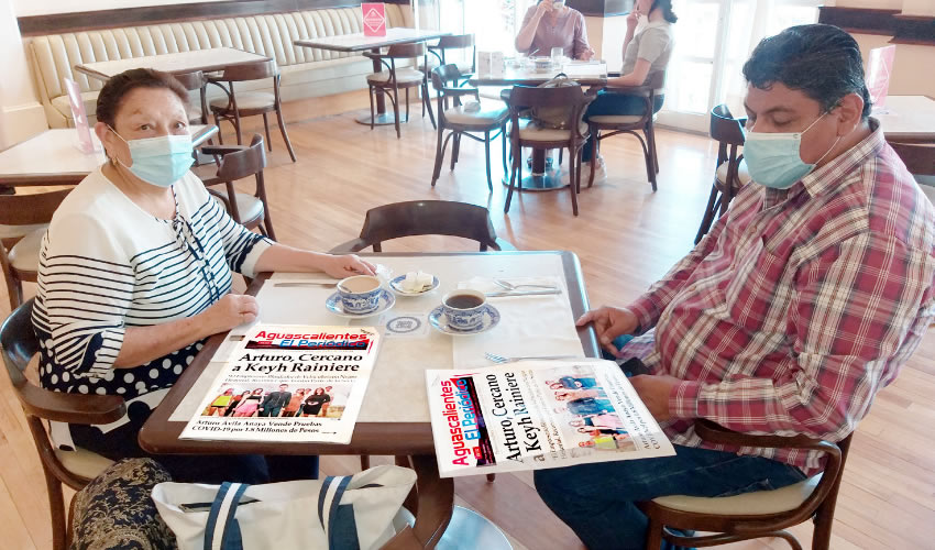 Grupo de personas desayunando.