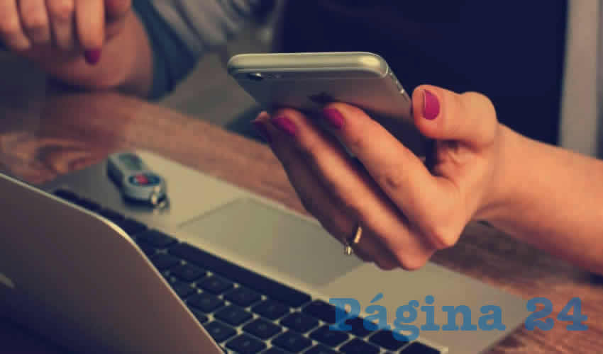 Computadora portatil o laptop y smartphone o iPhone