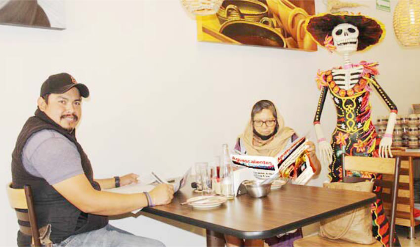 Grupo de personas desayunando.