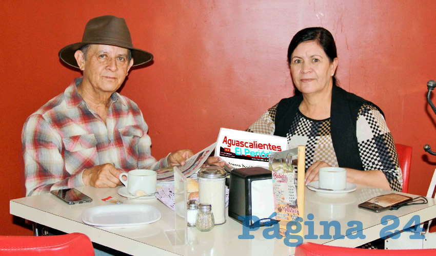 Grupo de personas desayunando.