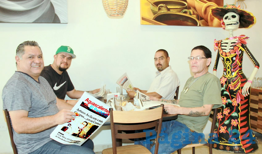 Grupo de personas desayunando.