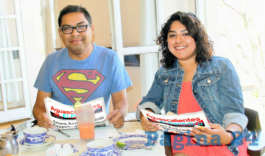 Grupo de personas desayunando.