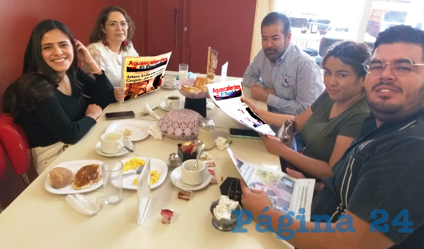 Grupo de personas desayunando.