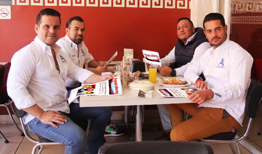 Grupo de personas desayunando.