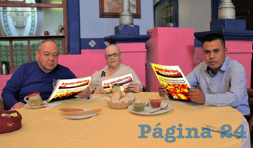 Grupo de personas desayunando.
