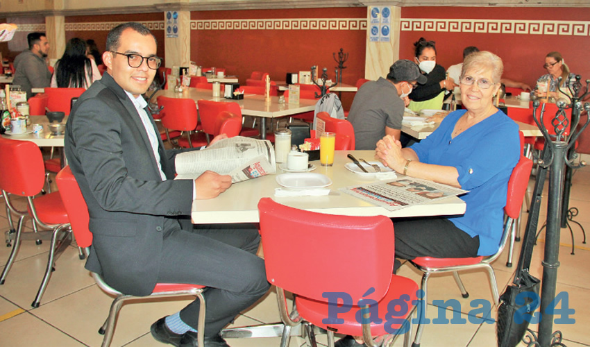 Grupo de personas desayunando.