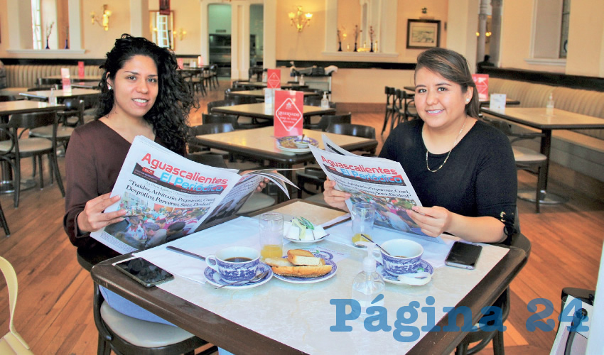 Grupo de personas desayunando.
