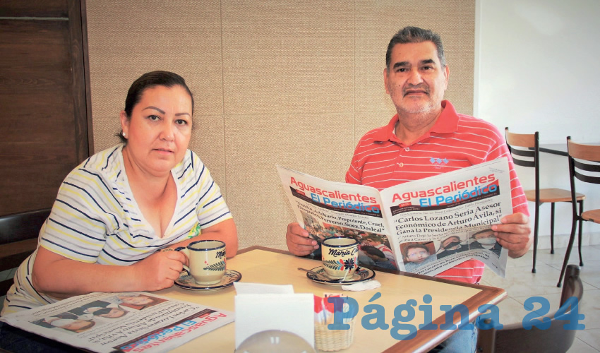 Grupo de personas desayunando.