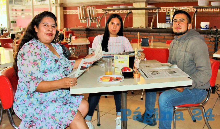 Grupo de personas desayunando.
