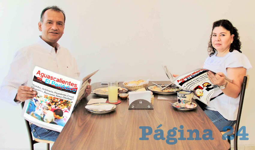 Grupo de personas desayunando.