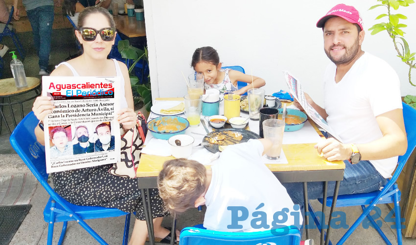 Grupo de personas desayunando.