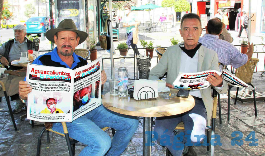 Grupo de personas desayunando.