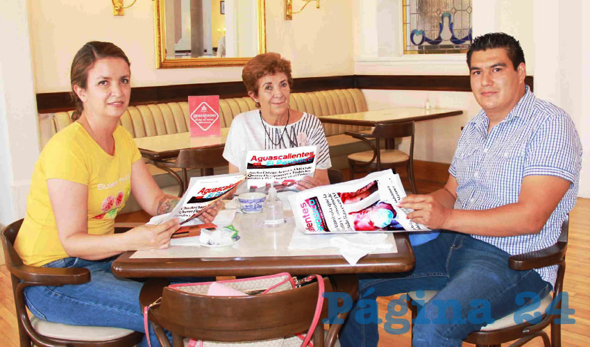 Grupo de personas desayunando.