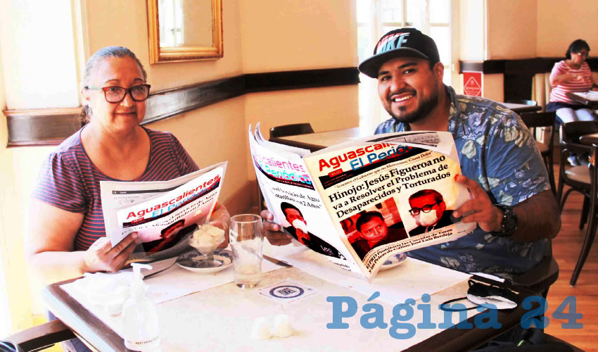 Grupo de personas desayunando.