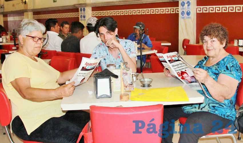 Grupo de personas desayunando.