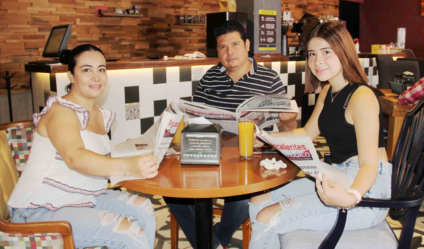 Grupo de personas desayunando.