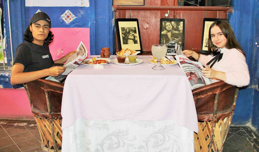 Grupo de personas desayunando.