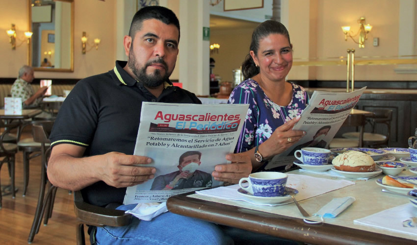 Grupo de personas desayunando.