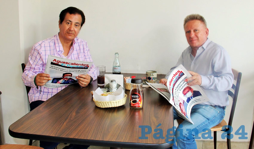 Grupo de personas desayunando.