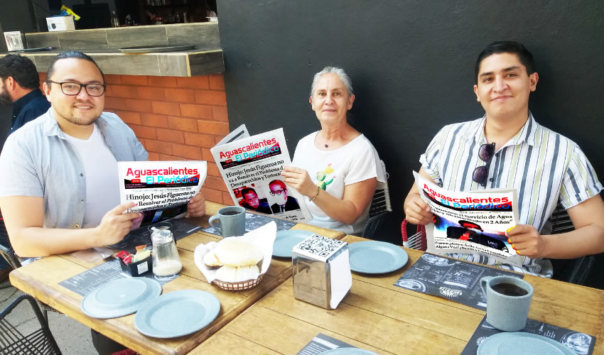 Grupo de personas desayunando.