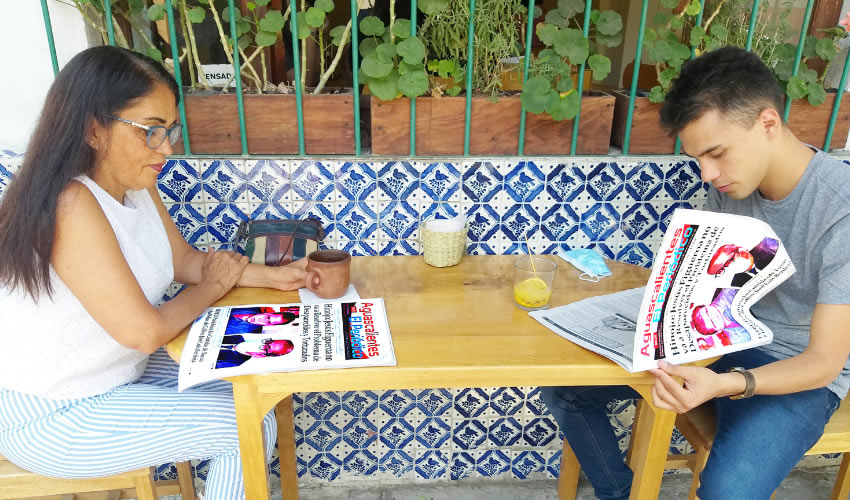Grupo de personas desayunando.