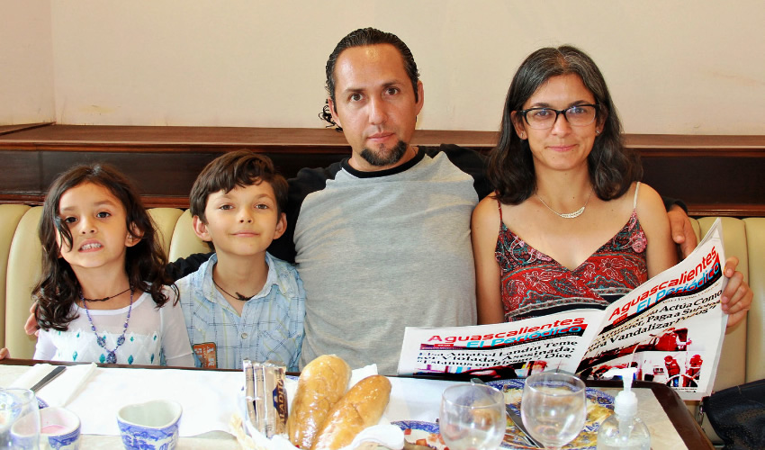 Grupo de personas desayunando.