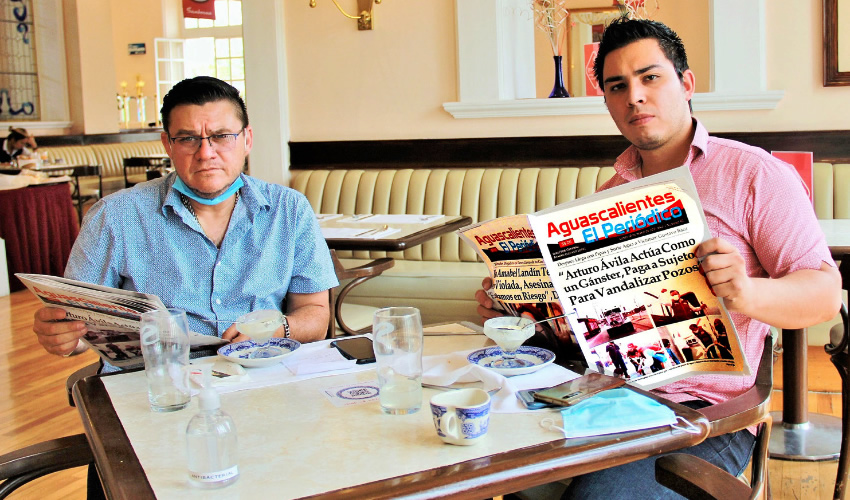 Grupo de personas desayunando.