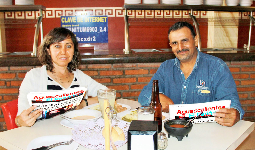 Grupo de personas desayunando.