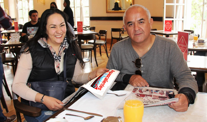 Grupo de personas desayunando.