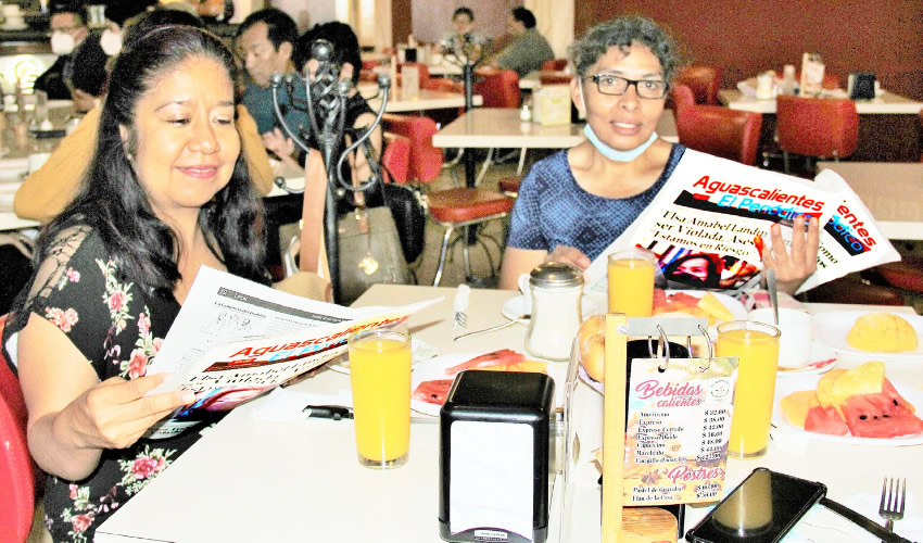 Grupo de personas desayunando.